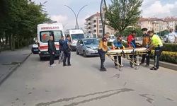 KARŞIDAN KARŞIYA GEÇMEYE ÇALIŞAN ANNE VE KIZINA OTOMOBİL ÇARPTI
