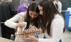 KASTAMONU ÜNİVERSİTESİ ÖĞRENCİLERİ AHŞAP YAT MAKETLER İÇİN KOLLARI SIVADI