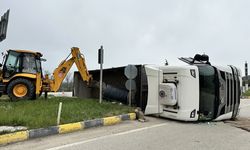 KASTAMONU'DA DEMİR YÜKLÜ TIR DEVRİLDİ