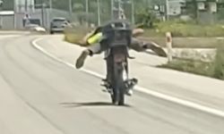 KASTAMONU'DA MOTOSİKLETİN ÜZERİNDE TEHLİKELİ HAREKETLER