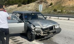 OTOMOBİL KAMYONLA ÇARPIŞTI: 2 YARALI