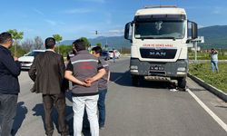 KIRMIZI IŞIKTA GEÇEN BİSİKLETLİ TIRIN ALTINDA KALDI