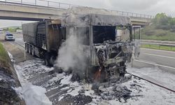 LASTİĞİ PATLAYAN TIR KÜLE DÖNDÜ