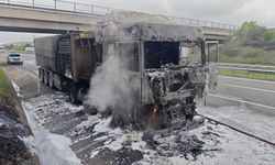 LASTİĞİ PATLAYAN TIR ALEVLERE TESLİM OLDU