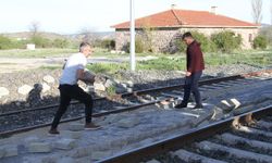 PARALARINI ALAMAYAN USTALAR TREN YOLU TAŞLARINI SÖKTÜ
