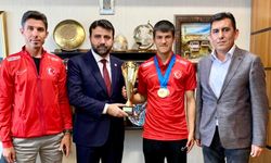 AVRUPA ŞAMPİYONUNDAN VEKİL ŞAHİN'E ZİYARET