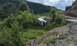 KAMYONET ŞARAMPOLE YUVARLANDI