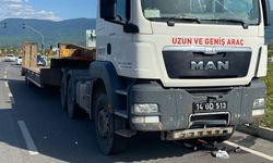KIRMIZI IŞIKTA GEÇEN BİSİKLETLİ TIRIN ALTINDA KALDI