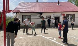 ÜNİVERSİTE ÖĞRENCİLERİ KÖY OKULUNA KÜTÜPHANE VE OYUN ALANI YAPTI