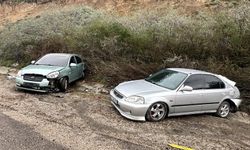 VİRAJI ALAMAYIP PARK HALİNDEKİ OTOMOBİLE ÇARPTI