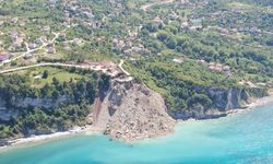 YOLDAN KOPAN TOPRAK KÜTLESİ DENİZLE BİRLEŞTİ