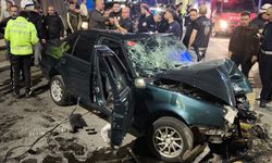 ZONGULDAK'TA KONTROLDEN ÇIKAN OTOMOBİL REFÜJE ÇARPTI