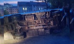 ZONGULDAK'TA MİNİBÜS PARK HALİNDEKİ CİPE ÇARPTI