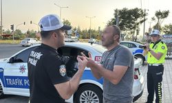 ALKOLLÜ VE EHLİYETSİZ YAKALANAN SÜRÜCÜYE 50 BİN LİRA CEZA