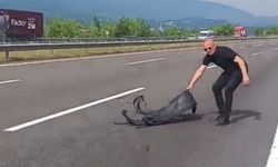 BOLU'DA DUYARLI VATANDAŞ YOLDAKİ PLASTİK PARÇALARI TOPLADI