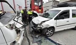 BOLU'DA KAMYONET VE TİCARİ ARAÇ KAFA KAFAYA ÇARPIŞTI
