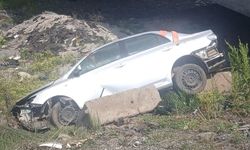 BOLU'DA OTOMOBİL DEREYE UÇTU 2 KİŞİ YARALANDI