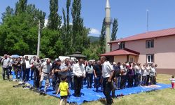 BOLU'DA YÜZLERCE KİŞİ YAĞMUR DUASINA ÇIKTI