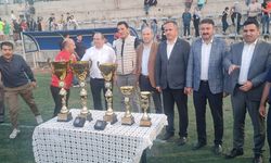 FUTBOL TURNUVASI ŞAMPİYONU GELİRİ CAMİYE BAĞIŞLADI