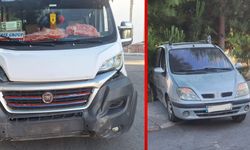 OKUL SERVİSİYLE OTOMOBİL ÇARPIŞTI