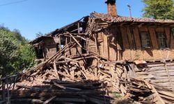 KASTAMONU CİDE'DE AHŞAP EV ÇÖKTÜ