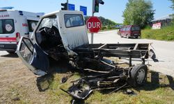 KASTAMONU'DA OTOMOBİL İLE KAMYONET ÇARPIŞTI; 3 YARALI