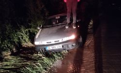 KASTAMONU'DA SU BORUSU PATLADI SÜRÜCÜ ARAÇTA MAHSUR KALDI