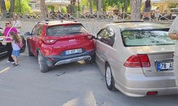 KONTROLDEN ÇIKAN OTOMOBİL 3 ARACA ÇARPTI