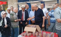 CHP İL BİNASI ÖNÜNDE MERHUM FERDİ ZEYREK İÇİN LOKMA DAĞITILDI