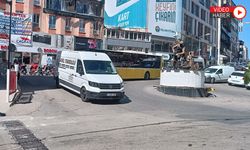YOL ORTASINDA BIRAKILAN MİNİBÜS TRAFİĞİ KİTLEDİ