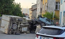 PARK HALİNDEKİ ARACA ÇARPAN KAMYONET SÜRÜCÜSÜ YARALANDI