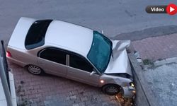 APARTMAN GİRİŞİNE ÇARPAN OTOMOBİL SÜRÜCÜ YARALANDI