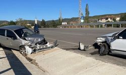 TAŞKÖPRÜ'DE İKİ OTOMOBİL ÇARPIŞTI: 1 YARALI