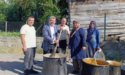 YENİCE'DE AŞURE KAZANLARI KAYNADI