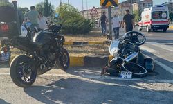BARTIN'DA MOTOSİKLET ÖNCE OTOMOBİLE SONRA REFÜJE ÇARPTI