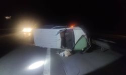 BOLU'DA BARİYERLERE ÇARPAN ARAÇ YAN YATTI