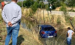 BOLU'DA SULAMA KANALINA DÜŞEN OTOMOBİLİ VİNÇLE ÇIKARDILAR