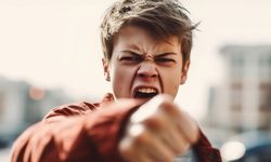 ERGENLİK DÖNEMİNDE AŞIRI SİNİRLİLİK NEDEN OLUR ?