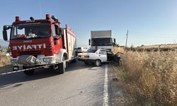 KAMYONLA ÇARPIŞIP HURDAYA DÖNDÜ: 1'İ AĞIR 2 YARALI