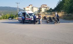 MOTOSİKLET DEVRİLDİ: 2 YARALI