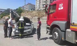 OTOMOBİLDEN DUMANLAR YÜKSELDİ