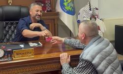 BAŞKAN CİVA VATANDAŞA MAAŞ KARTINI VERDİ