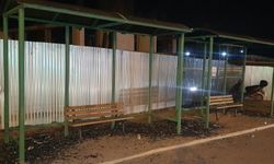 OTOBÜS DURAĞININ CAMLARINI KIRAN ŞAHIS TUTUKLANDI