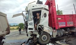 TEM OTOYOLU'NDA TIR İLE KAMYON ÇARPIŞTI