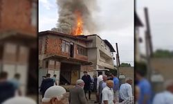 KASTAMONU'DA 2 KATLI EVİN ÇATISINA YILDIRIM DÜŞTÜ