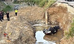 ZONGULDAK'TA DEREYE UÇAN OTOMOBİLDEKİ BABA OĞUL HAYATINI KAYBETTİ