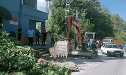 ALAPLI'DA KÖY YOLLARI GENİŞLETME ÇALIŞMALARI SÜRÜYOR