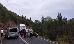 AZDAVAY'DA TİCARİ ARAÇ ŞARAMPOLE YUVARLANDI 4 YARALI