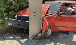 BETON DİREĞE ÇARPAN ARAÇ KULLANILMAZ HALE GELDİ