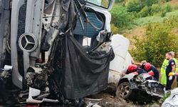 BETON MİKSERİ OTOMOBİLİN ÜSTÜNE DEVRİLDİ